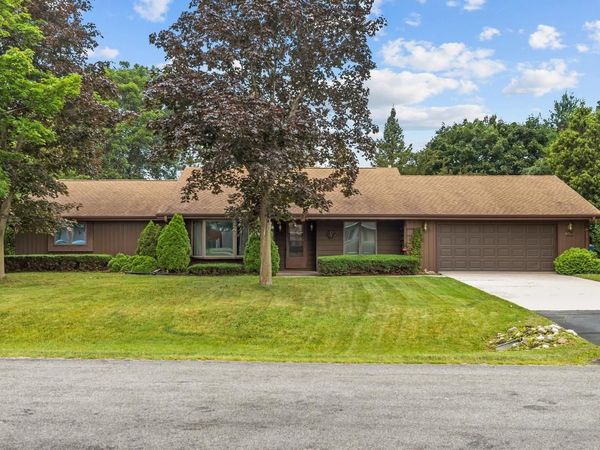 301 OAK MANOR DRIVE, Oshkosh, WI 54904