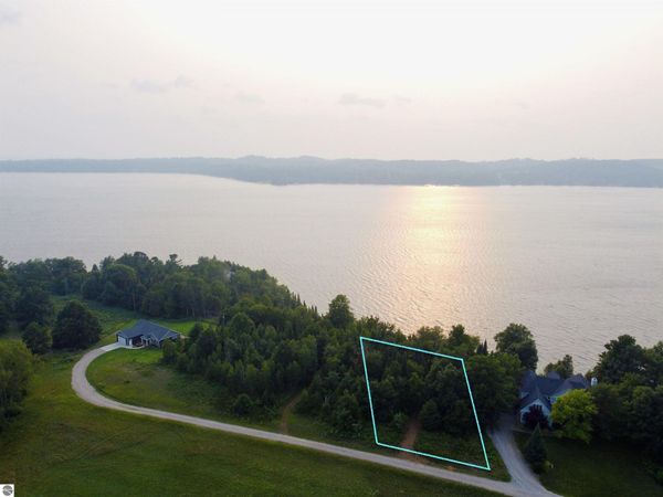 28 Lake Leelanau Drive N, Lake Leelanau, MI 49653