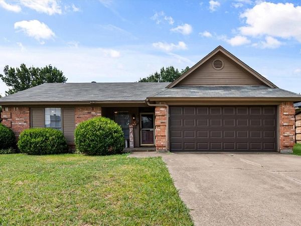 806 Wind Brooke Drive , Arlington, TX 76001