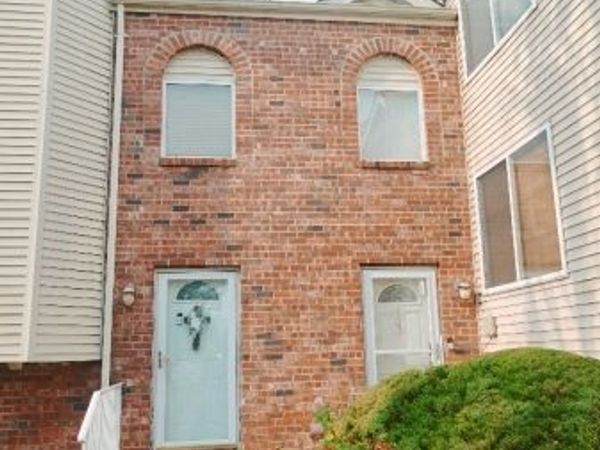 402 Holly Dr, Perth Amboy, NJ 08861