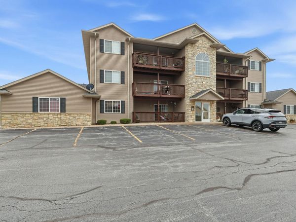 3209 S 16th Avenue, Unit 101, Eldridge, IA 52748