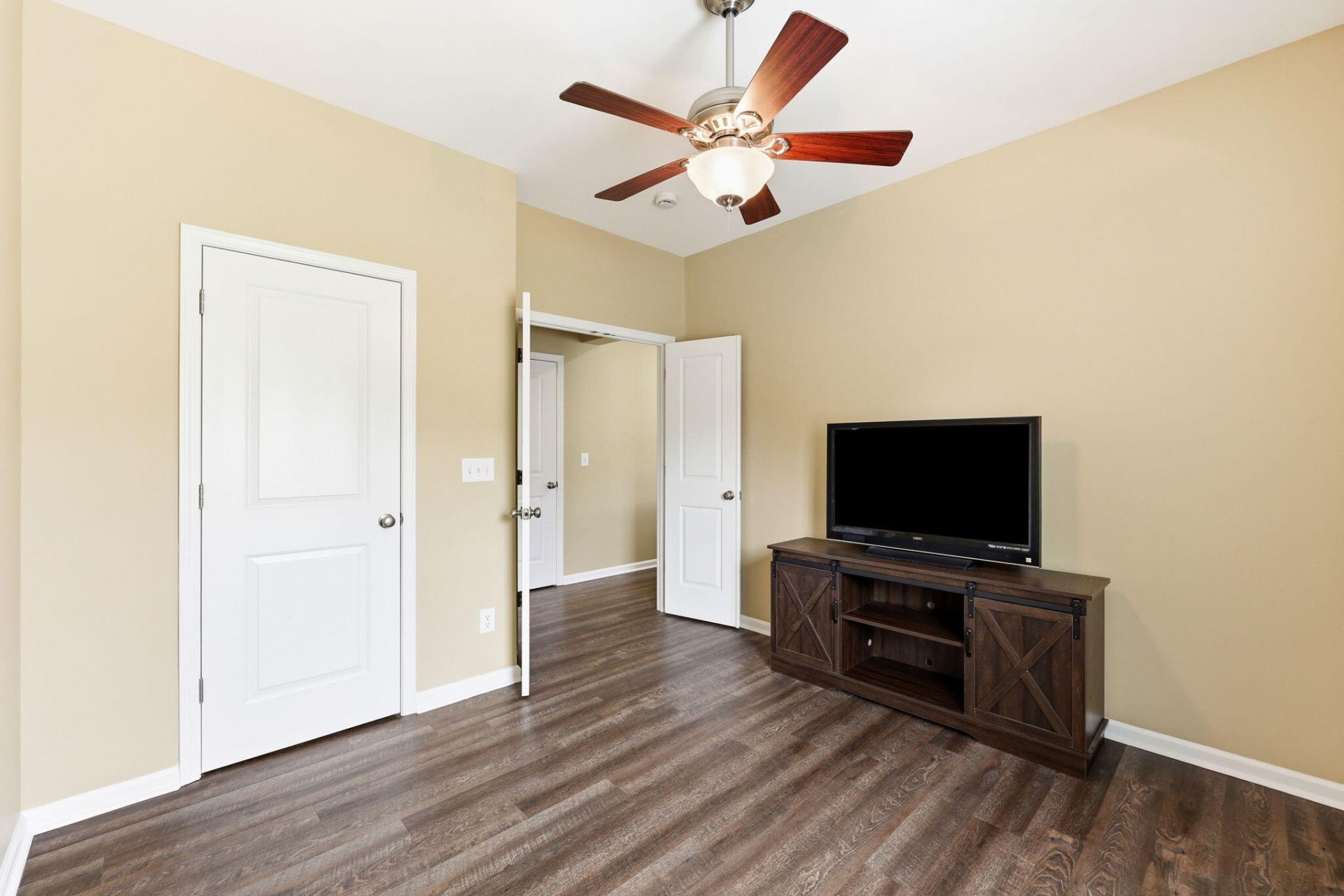 8017 Henderson Road Photo 41