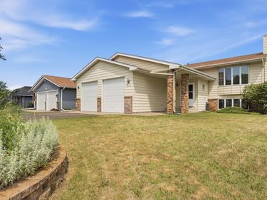 2073 Lydia Avenue E, Maplewood, MN 55109