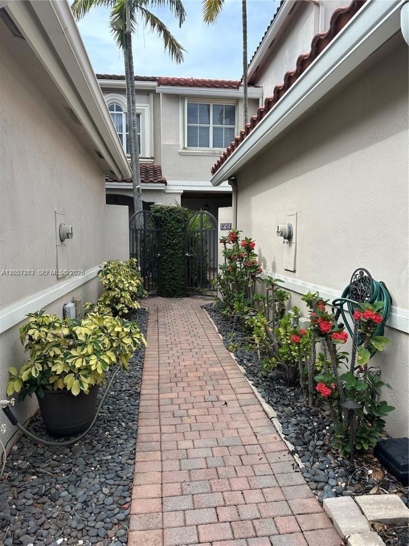 957 N Harbor Vw, Unit 957, Hollywood, FL 33019 Photo