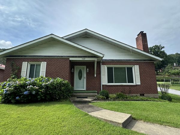 1008 Greenbrier Dr, Hinton, WV 25951