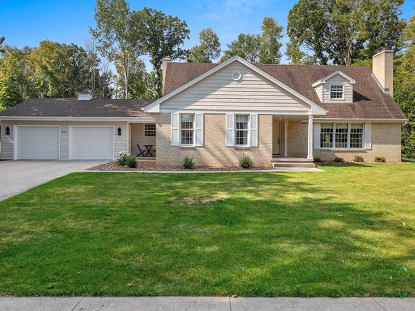3511 Wildwood DRIVE, Manitowoc, WI 54220
