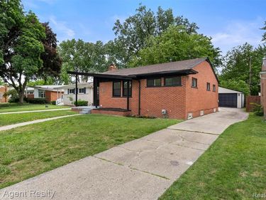 24300 Seneca Street , Oak Park, MI 48237