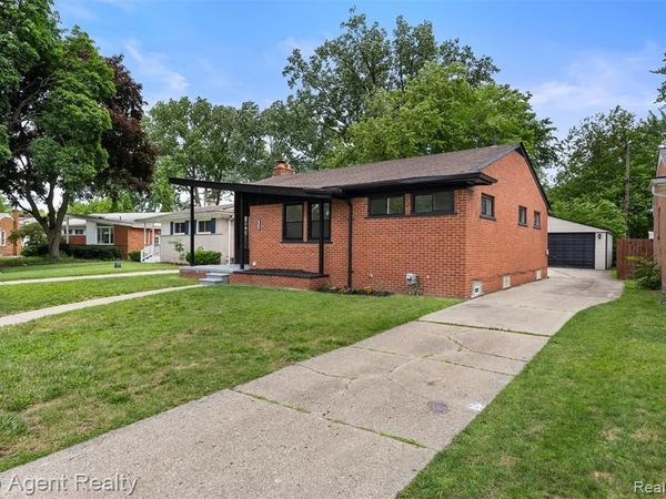 24300 Seneca Street, Oak Park, MI 48237
