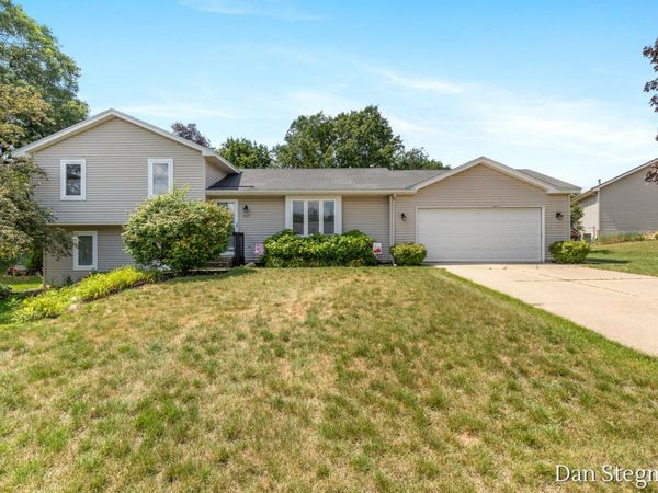 1421 Hollow Ridge Drive NE, Rockford, MI 49341