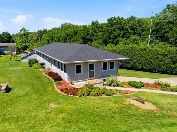 17427 Peru Road, Dubuque, IA 52001