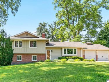9911 Pasadena Avenue, Omaha, NE 68124