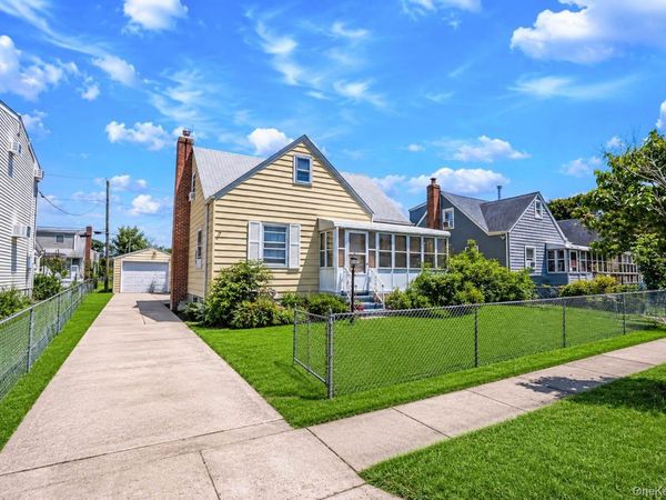 218 Venetian Boulevard , Lindenhurst, NY 11757