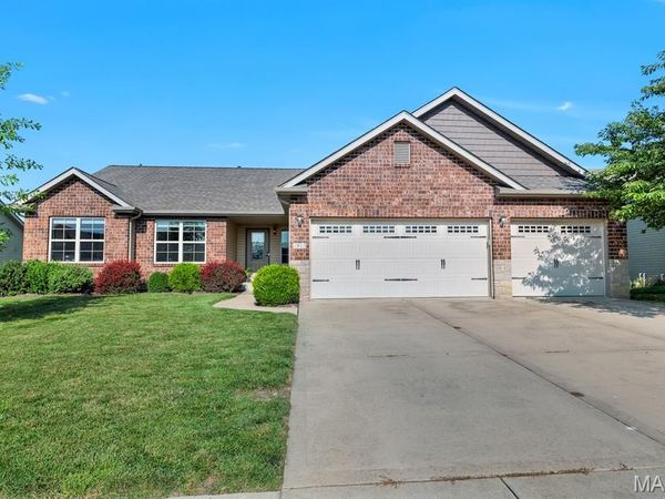1913 Crimson Oak Drive, Maryville, IL 62062