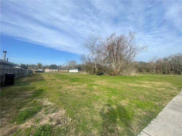 2912 RIVERBEND Drive , Violet, LA 70092