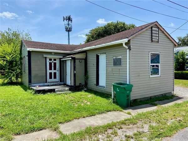 2012 ELM Street , Harvey, LA 70058