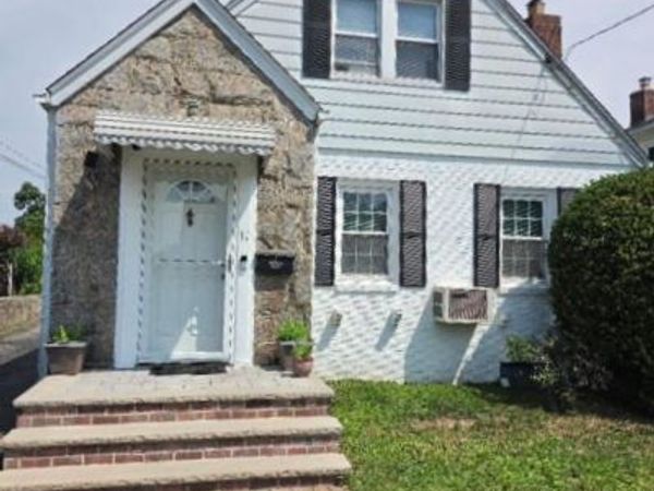 11 Prince Street, New Hyde Park, NY 11040