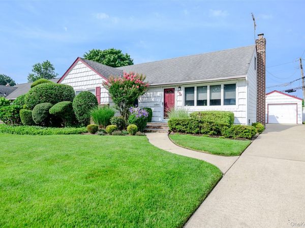 750 Durham Road , East Meadow, NY 11554