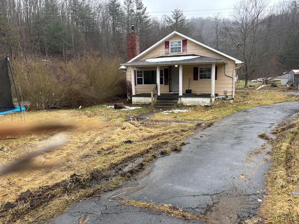 215 Tams Highway, SOPHIA, WV 25921