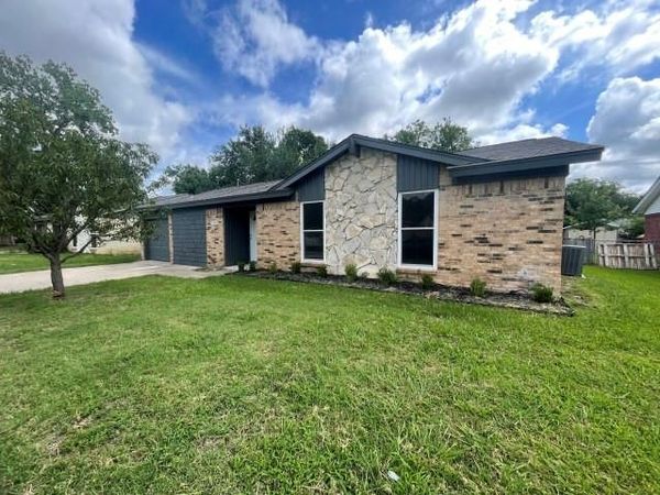 328 Hillside Court , Burleson, TX 76028