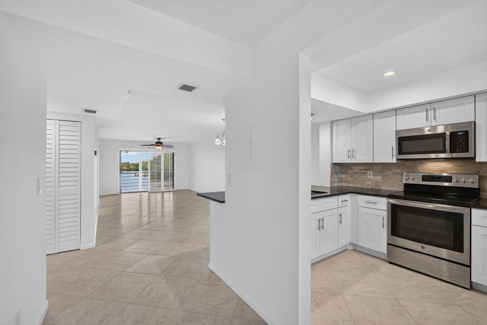 313 Lake Circle, Unit 311, North Palm Beach, FL 33408 Photo
