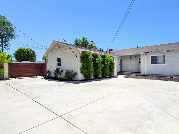 22602 Victory Boulevard , Woodland Hills, CA 91367