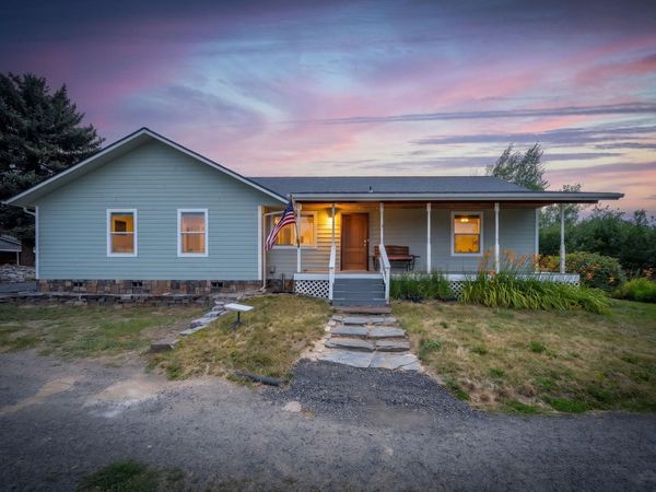 8511 E Hamilton Rd, Chattaroy, WA 99003