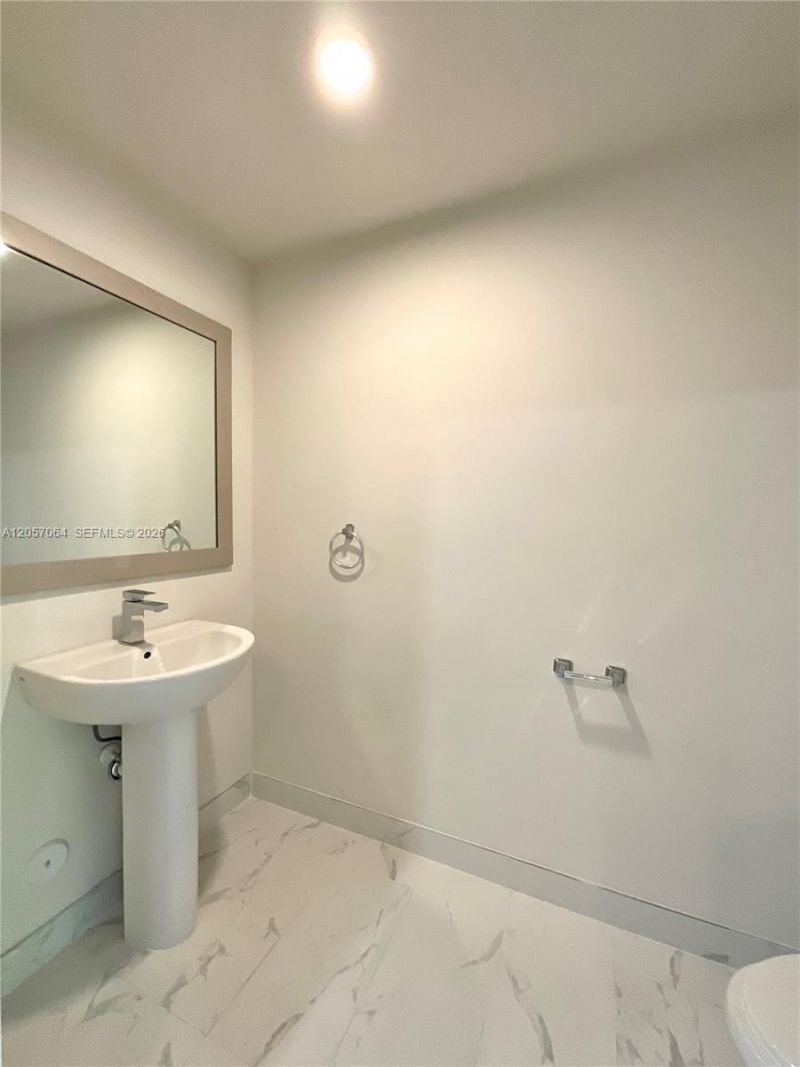 2555 NE 193rd St , Unit 2206, Miami, FL 33180 Photo