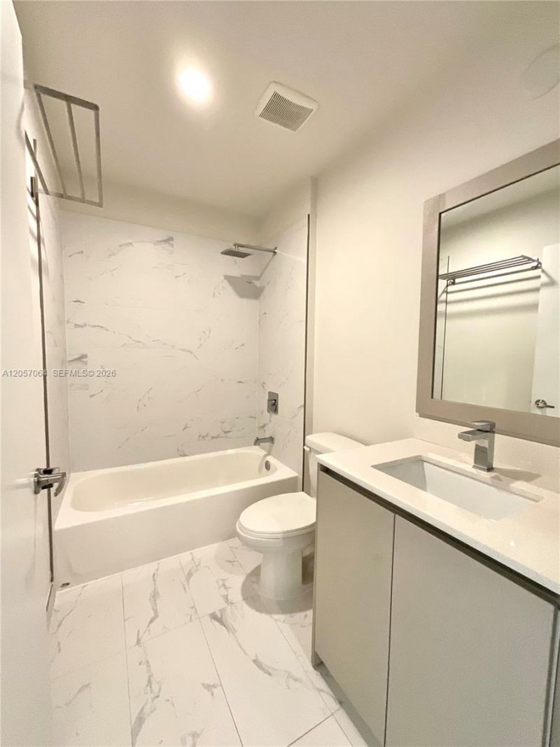 2555 NE 193rd St , Unit 2206, Miami, FL 33180 Photo