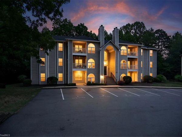 6704 W Friendly Avenue, Unit 4D, Greensboro, NC 27410