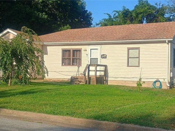 1418 N Cedar Street, Nevada, MO 64772