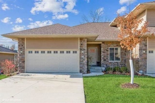 16 Holiday Ridge Ln, Coralville, IA 52241 Main Photo