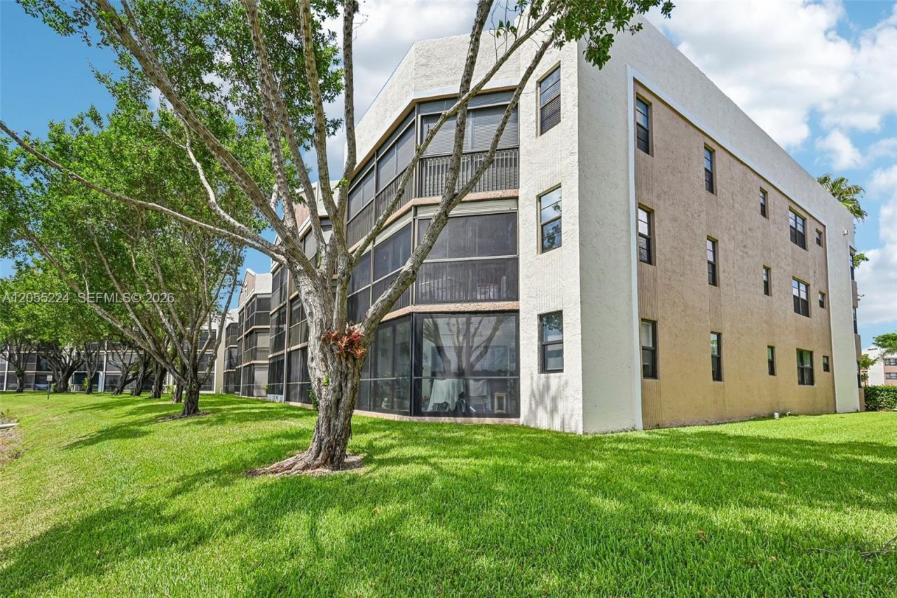 7468 Fairfax Dr , Unit 302, Tamarac, FL 33321 Photo