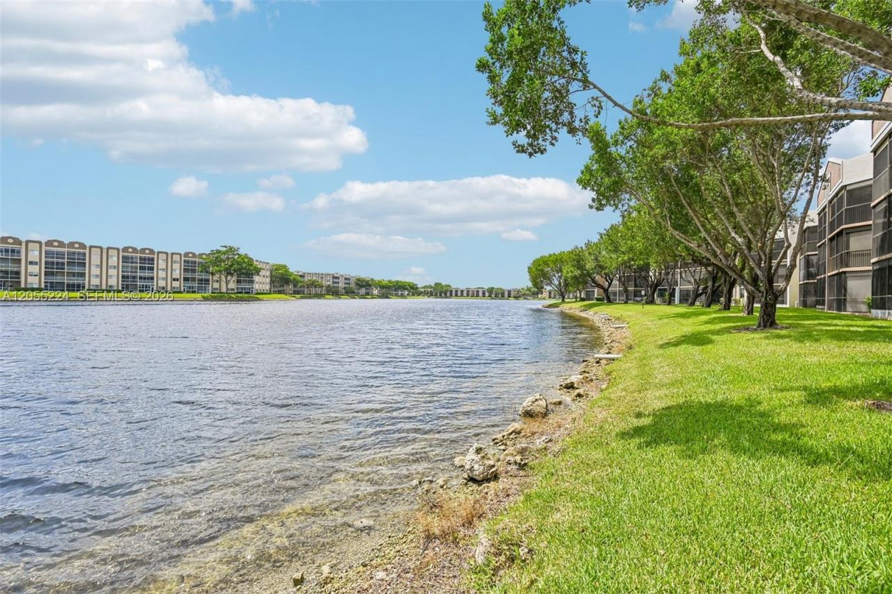7468 Fairfax Dr , Unit 302, Tamarac, FL 33321 Photo