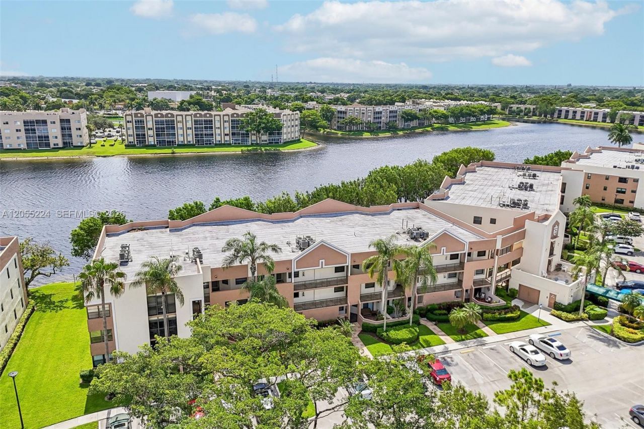 7468 Fairfax Dr , Unit 302, Tamarac, FL 33321 Photo