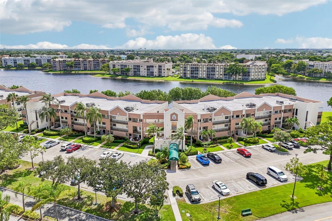 7468 Fairfax Dr , Unit 302, Tamarac, FL 33321 Photo