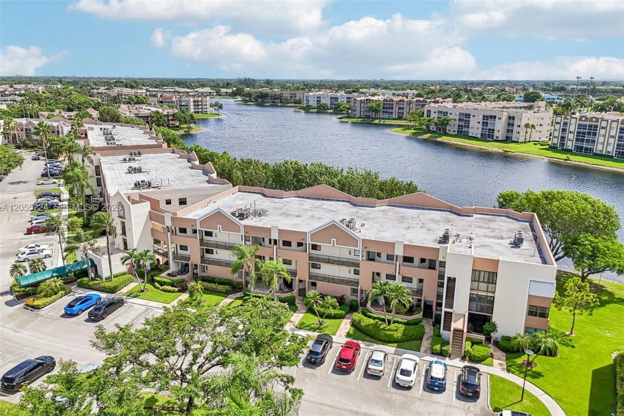 7468 Fairfax Dr , Unit 302, Tamarac, FL 33321 Photo