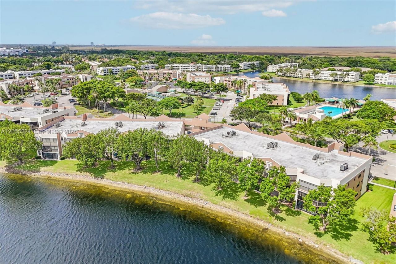7468 Fairfax Dr , Unit 302, Tamarac, FL 33321 Photo