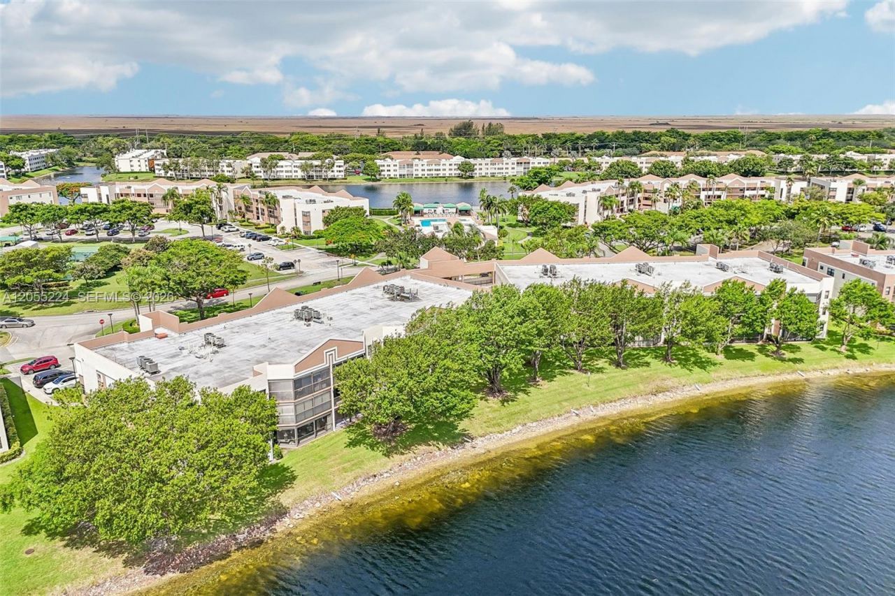 7468 Fairfax Dr , Unit 302, Tamarac, FL 33321 Photo