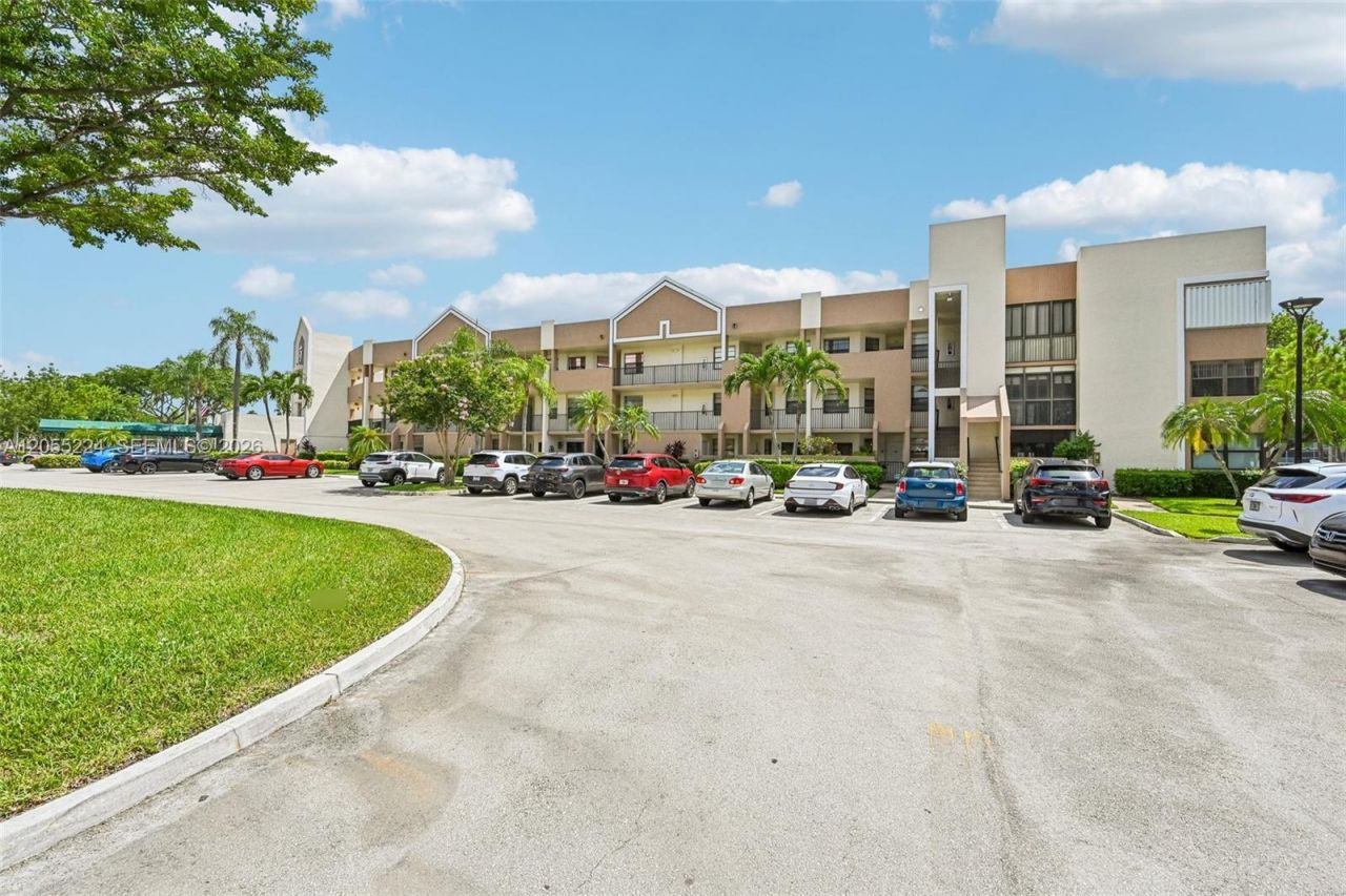 7468 Fairfax Dr , Unit 302, Tamarac, FL 33321 Photo