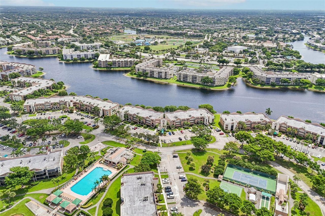 7468 Fairfax Dr , Unit 302, Tamarac, FL 33321 Photo