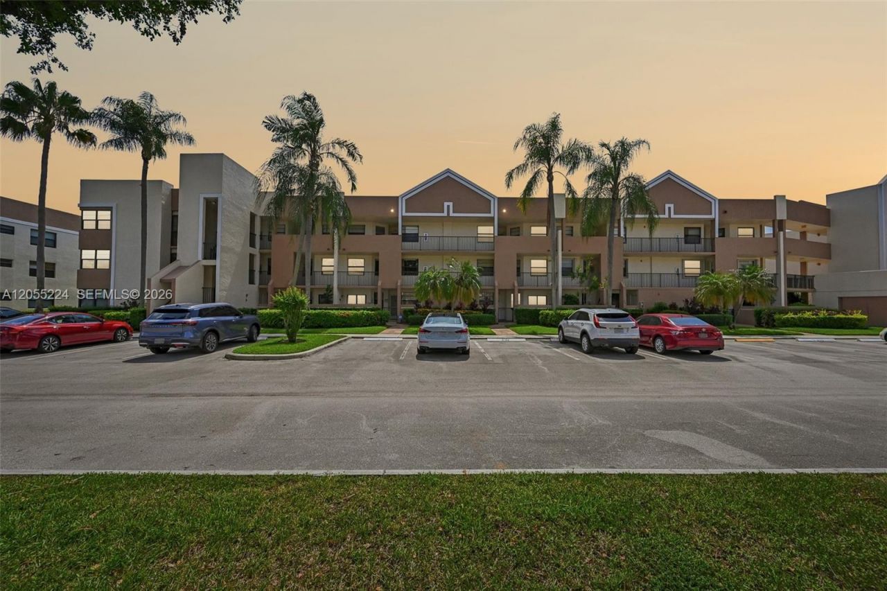 7468 Fairfax Dr , Unit 302, Tamarac, FL 33321 Photo