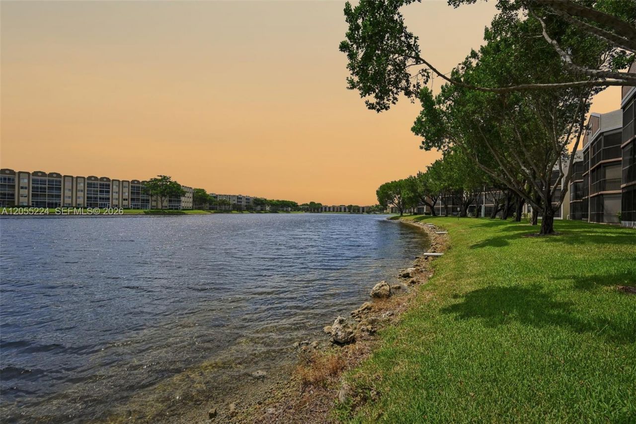 7468 Fairfax Dr , Unit 302, Tamarac, FL 33321 Photo