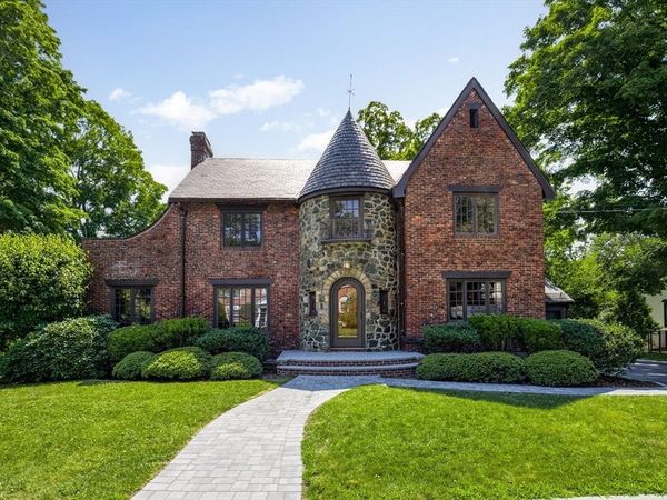 8 Bruce Ln, Newton, MA 02458