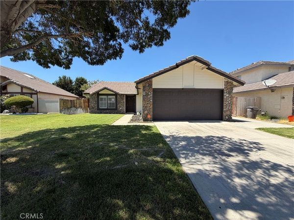 23521 Via Chantilly , Valencia, CA 91355