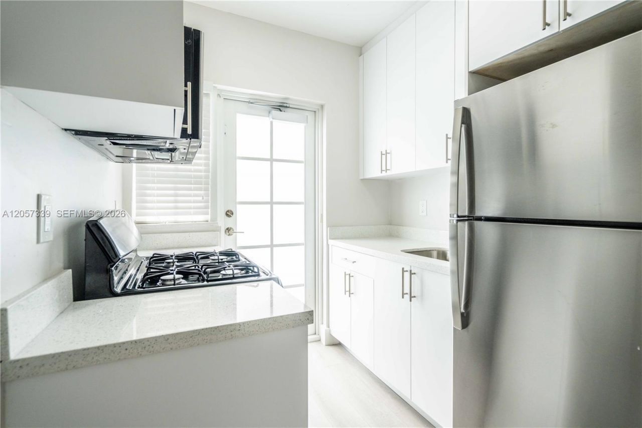 2416 Flamingo Dr , Unit 15, Miami Beach, FL 33140 Photo