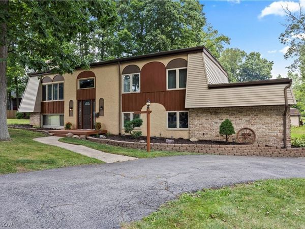 823 Willow Hollow Court , Amherst, OH 44001