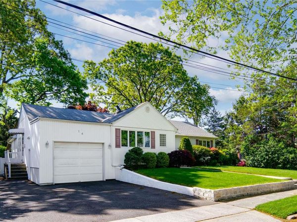 14 Beech Court , Malverne, NY 11565