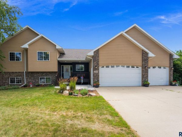 1516 N Maynard Ln, Sioux Falls, SD 57110