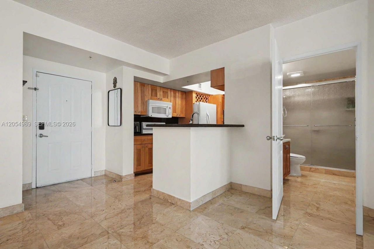 5085 NW 7th St , Unit 906, Miami, FL 33126 Photo