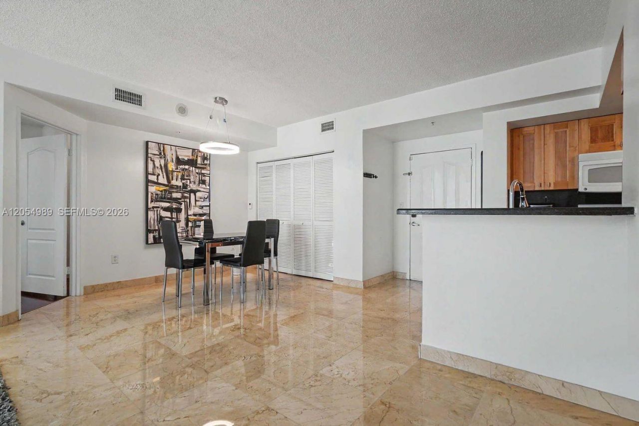 5085 NW 7th St , Unit 906, Miami, FL 33126 Photo